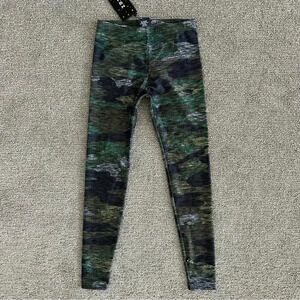 Terez Girls Green Camo Leggings Size Large